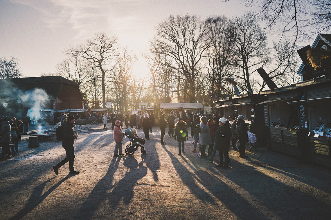 Gäster på julmarknaden Bollnästorget_foto: Anna Hugosson