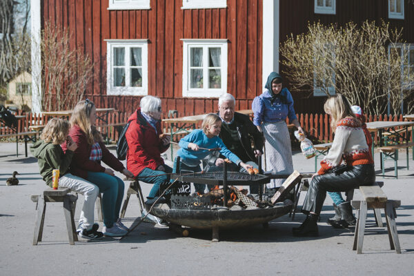 En familj grillar på Bollnästorget