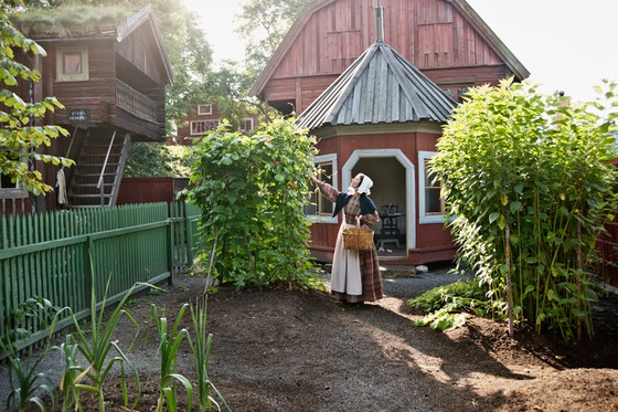 Boktryckarbostadens trädgård på Skansen med lusthuset i bakgrunden