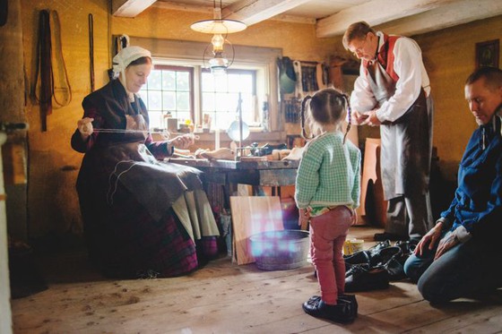 Familj på besök i skomakeriet Foto: Sara Kollberg