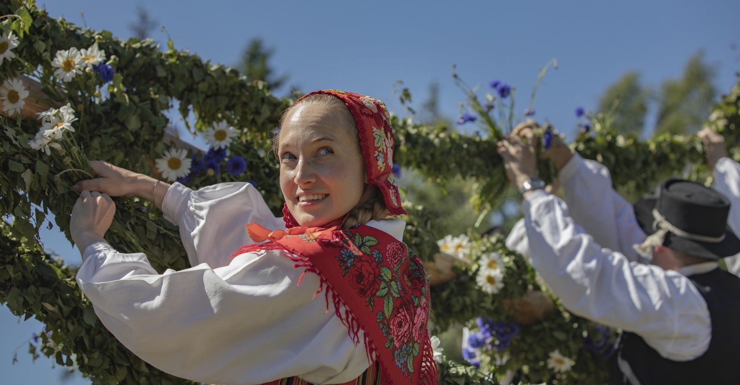 Midsommar_2022_Skansens_folkdanslag_vid_midsommarstangheader