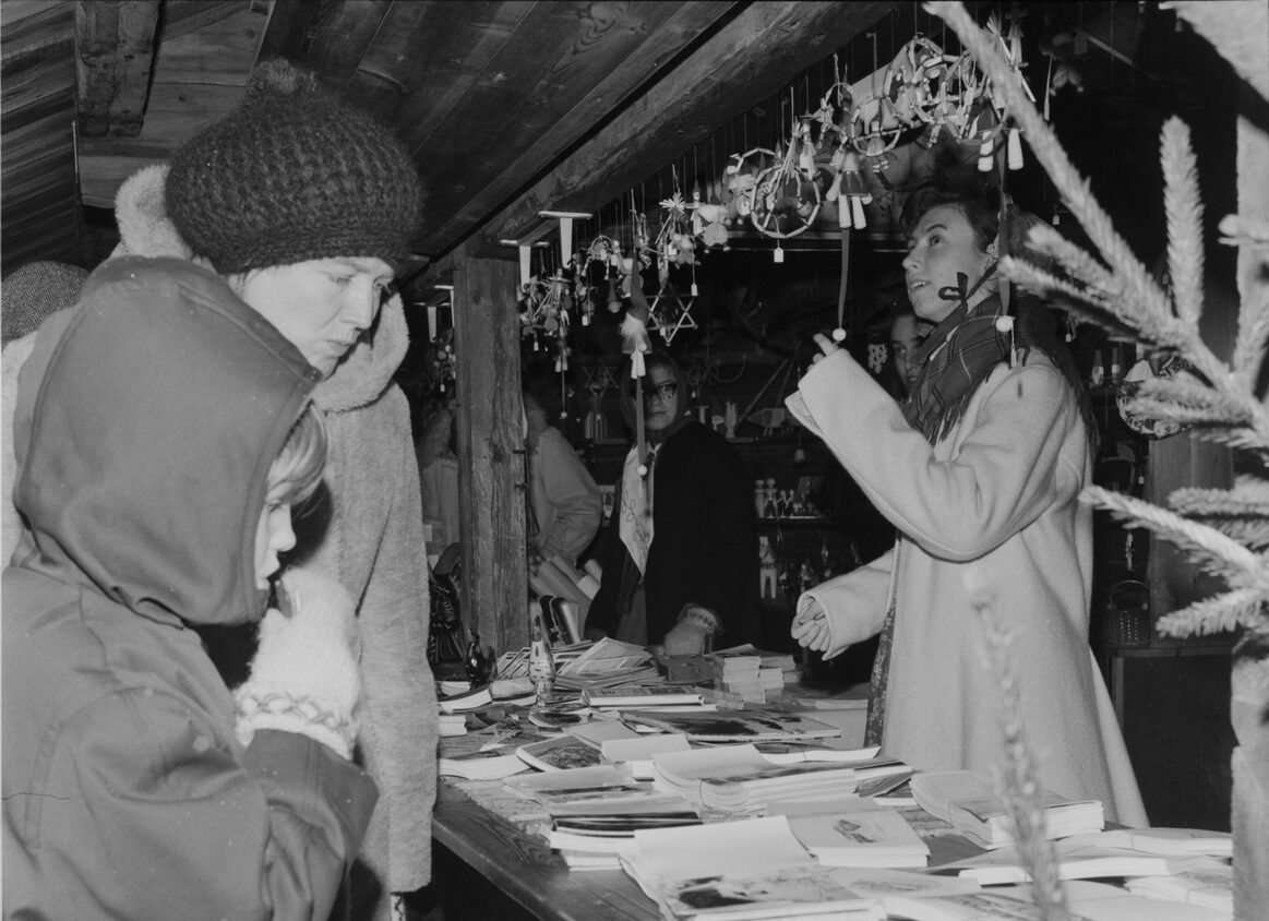 Besökare på Skansens julmarknad, 1960-tal