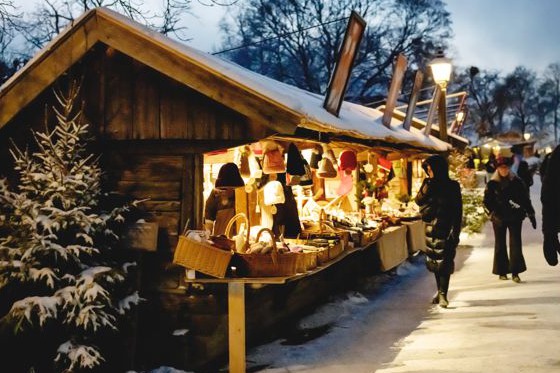 Gäster besöker julmarknaden på Skansen
