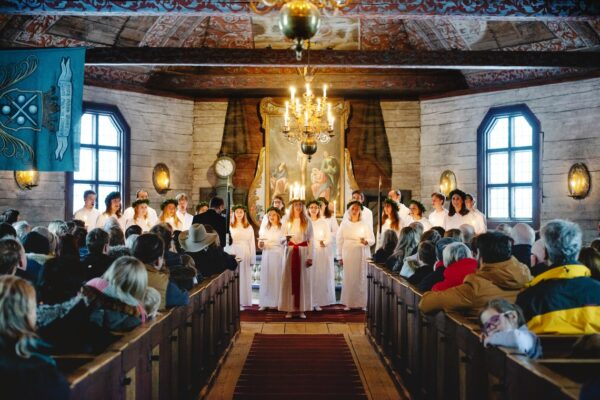 Luciakonsert och luciatåg i Seglora kyrka på Skansen