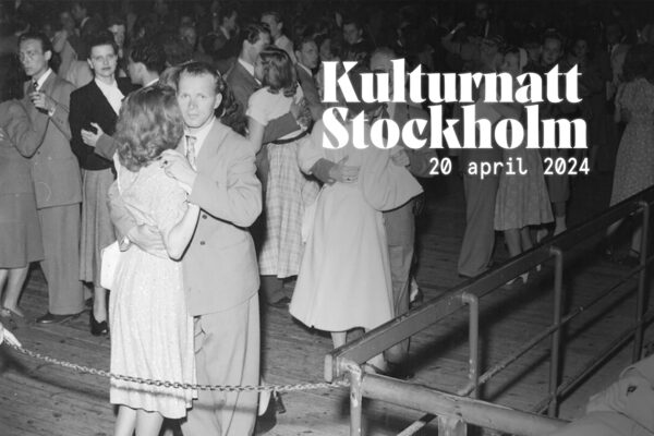 Många människor dansar på en dansbana på 1950-talet