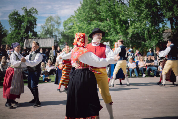 Folkdans på Sveriges nationaldag