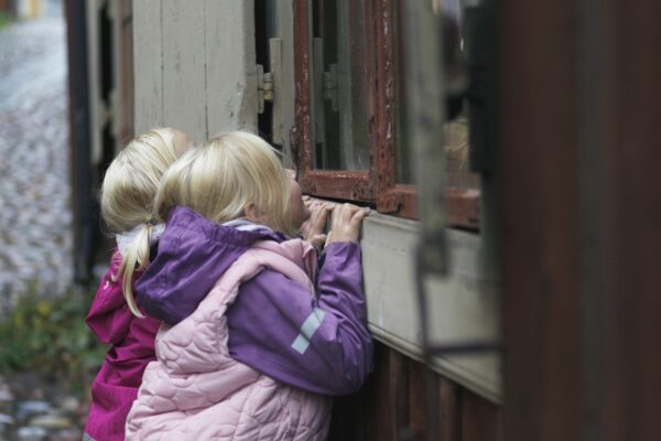 Barn tittar in i Kryddboden på Skansen