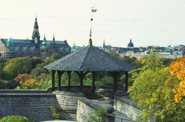 Makalös Brobåge på Skansen med utsikt över Nordiska museet och Djurgården