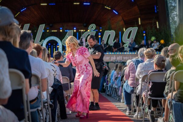 Pernilla Wahlgren sjunger allsång med publik på Allsång på Skansen